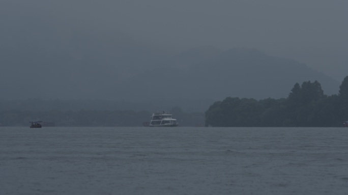 雨中杭州西湖雷峰塔