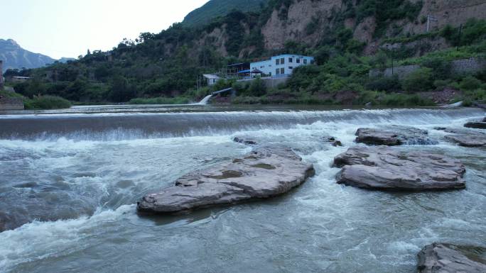 航拍清澈的河水缓缓流淌