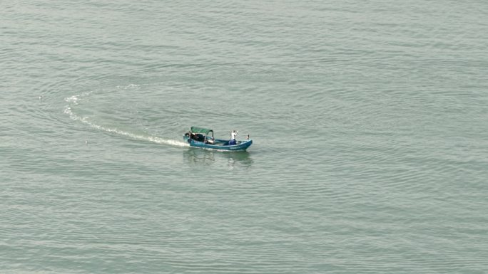 清晨的港湾里开始忙碌的渔民