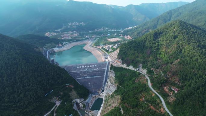 航拍厦门抽水蓄能电站上下水库与山顶风电场