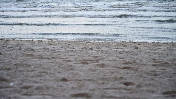慢动作水波在大海和沙滩景观，美丽的自然背景