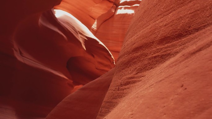低角度看风景陡峭的红色砂岩地层羚羊峡谷在亚利桑那州纳瓦霍领土