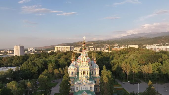 在一个夏天的晚上，用四轴飞行器俯瞰建于1907年的哈萨克斯坦阿拉木图的东正教木制阿森松大教堂