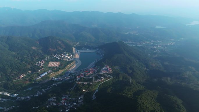 航拍厦门抽水蓄能电站上下水库与山顶风电场