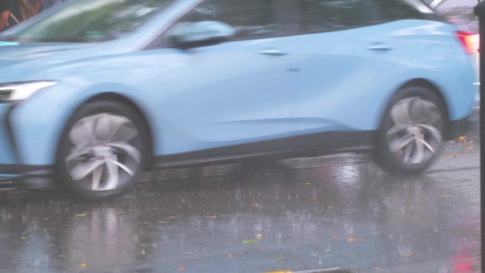 城市下暴雨下雨天汽车人流街道街头街景雨景