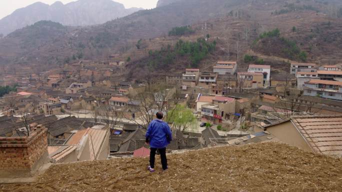 男人跑到农村地里大喊