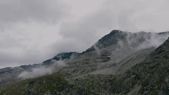 无人机鸟瞰意大利阿尔卑斯山脉的岩石峰顶——乌云即将来临