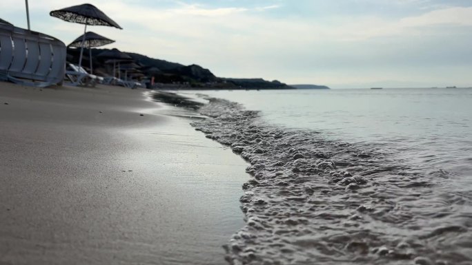 海浪卷起沙滩。