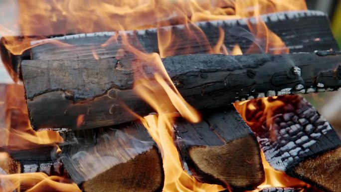 在乡村住宅的锅炉的火箱内燃烧木柴的特写镜头。燃烧的木头。