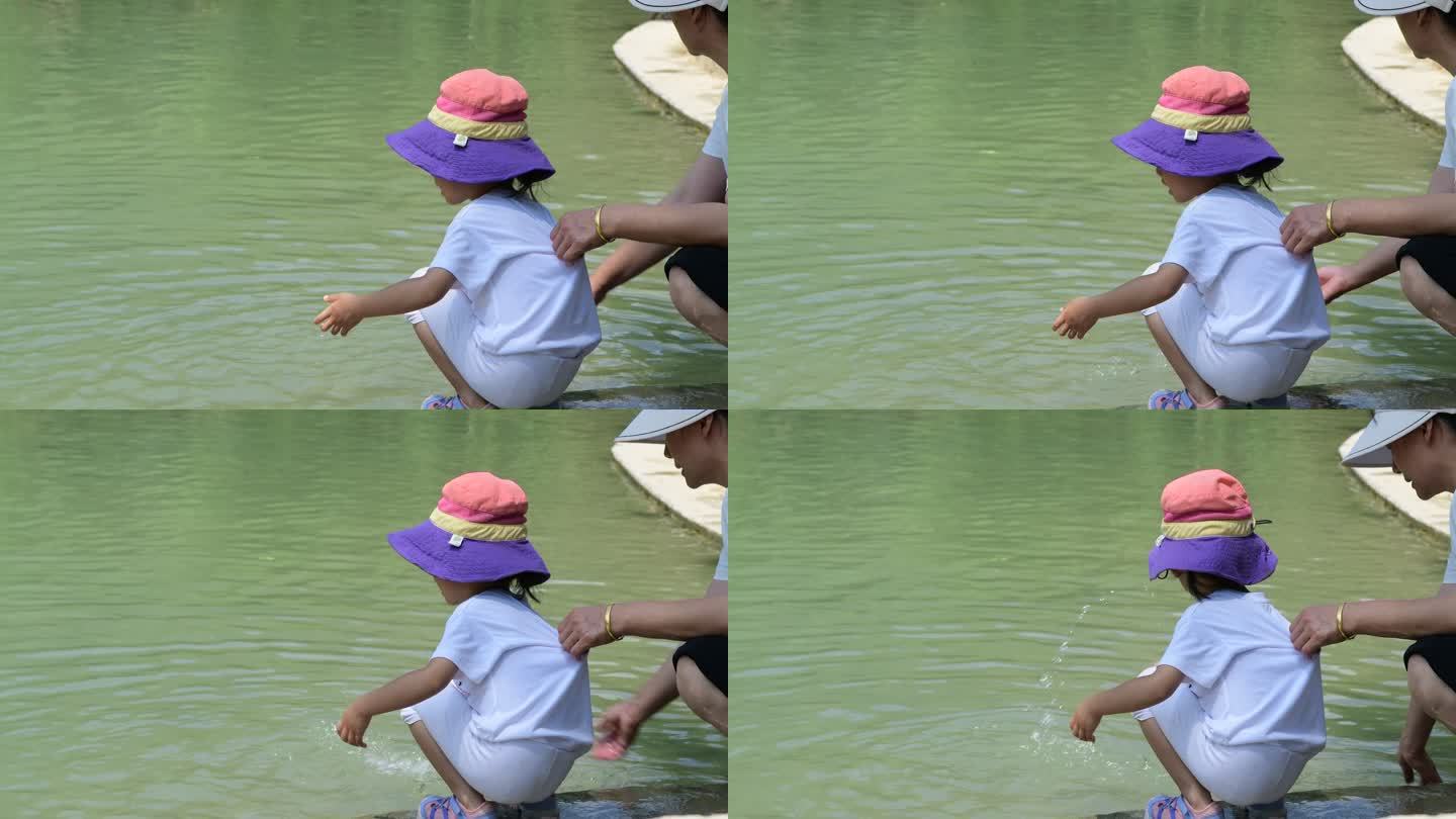 小孩岸边泼水玩水儿童戏水