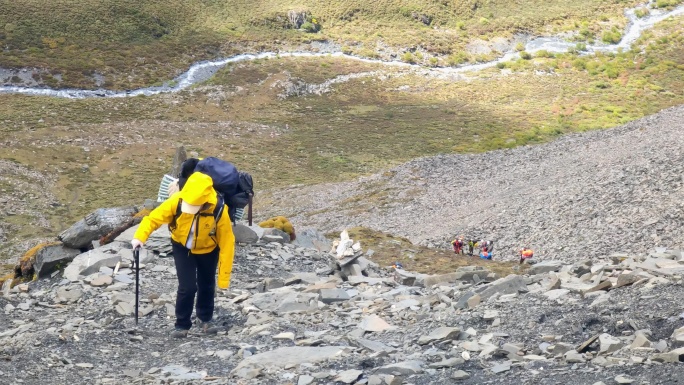四川甘孜攀登乌库楚雪山的登山者徒步进山
