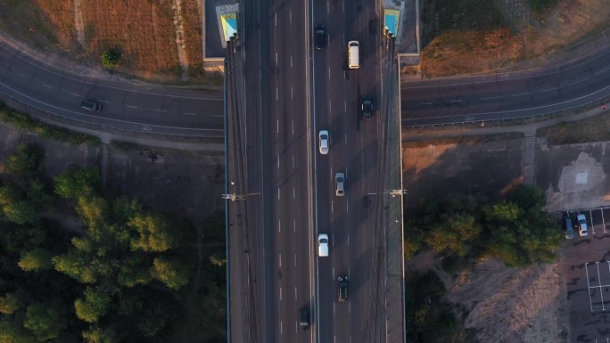 高速公路夜间车辆通行适度。