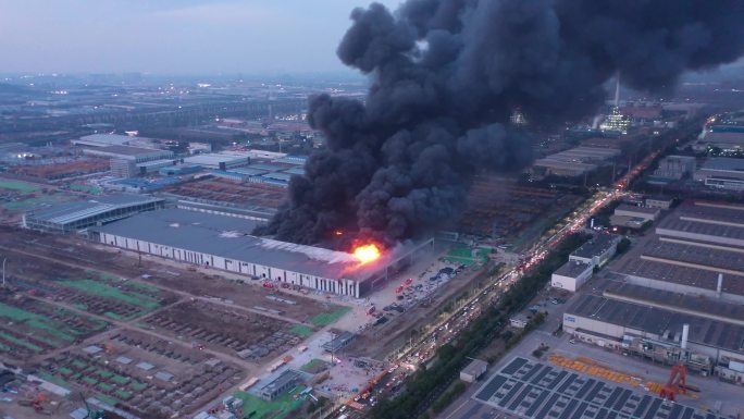 新能源厂房火灾航拍 消防 在建厂房浓烟