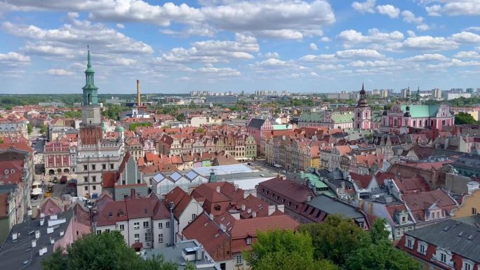 从波兰波兹南皇家城堡的塔楼上俯瞰旧市场广场