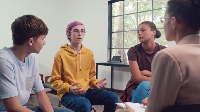青少年在圈子小组治疗会议上与他人分享他的感受