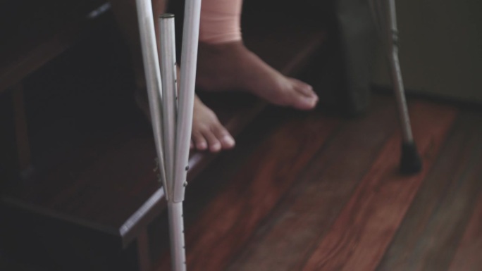 一个膝盖受伤的人肌肉关节训练假肢残疾