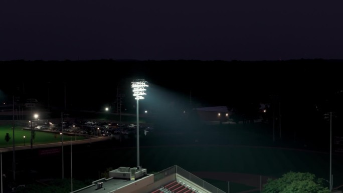 体育场的灯塔和夜晚的时间。广角鸟瞰图