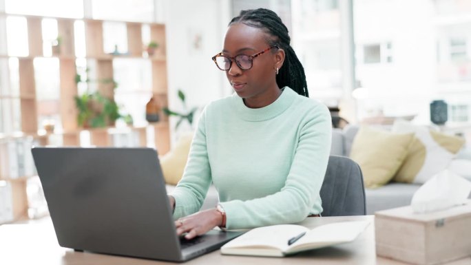 远程工作，笔记本电脑和商务黑人女性打字在线项目，互联网研究和提案。在家工作，专业撰稿人和电脑撰写报告