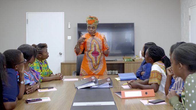 拥抱多样性:非洲女性在企业领导中团结起来，身着传统服装拍摄集体照