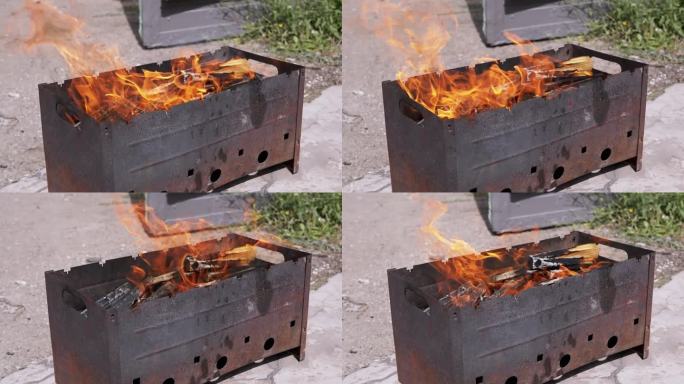 劈开的柴火在室外柴炉的烟雾中燃烧着明亮的火焰