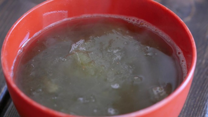 托罗罗海带汤。一段蒸汽出来的视频。