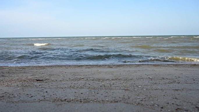 慢动作水波在大海和沙滩景观与蓝天，美丽的自然背景