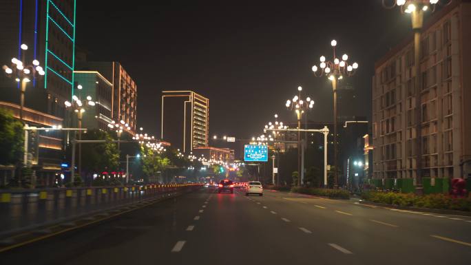 夜间开车行驶在城市道路夜晚城市车窗外风景