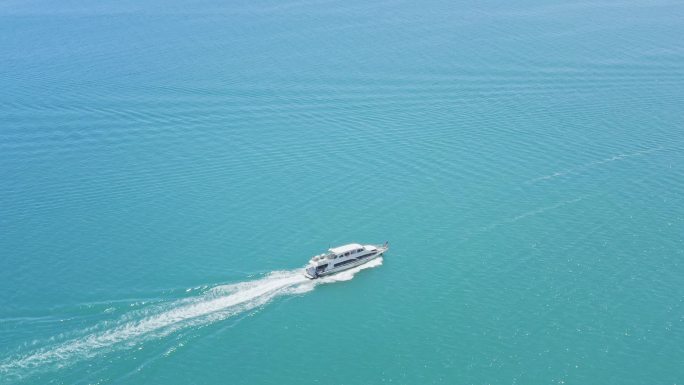 航拍青海湖和游船