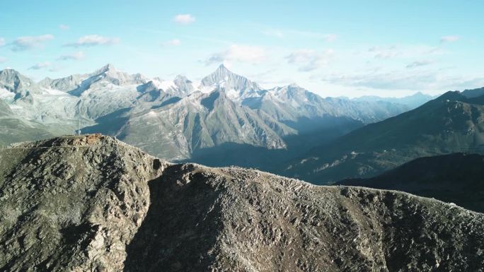 空中无人机视图岩石高高山地形