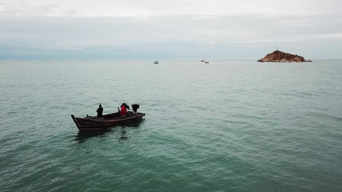 湖面上渔船渔民