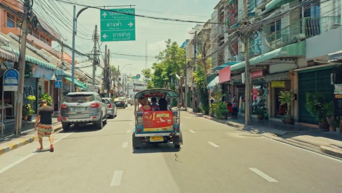 一对游客夫妇踏上难忘的旅行冒险之旅。