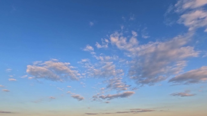 可爱的延时视频蓬松的云-自然背景