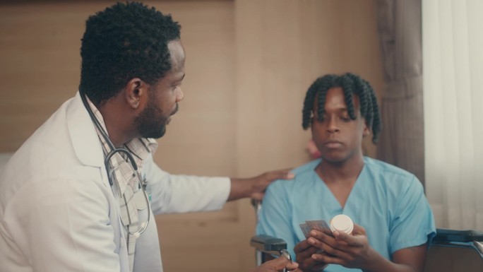 非洲专业医生为残疾病人在医院康复开药-专家医疗护理