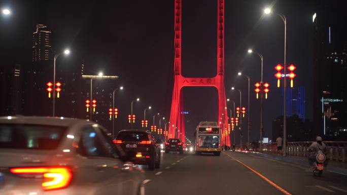 夜间开车行驶在八一大桥夜晚城市车窗外风景