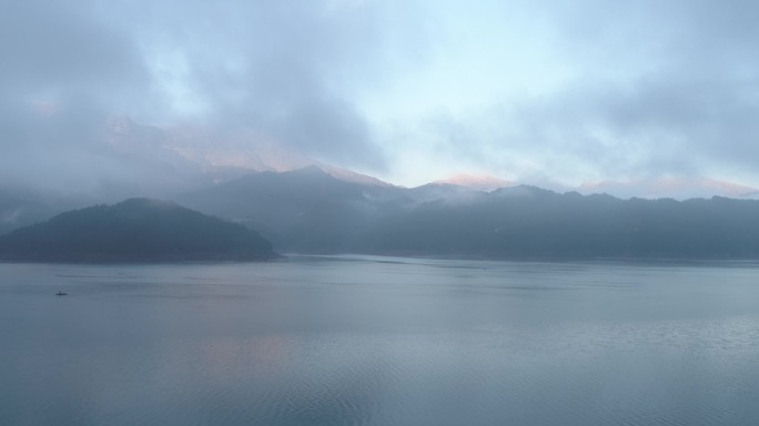 山脉湖泊云雾