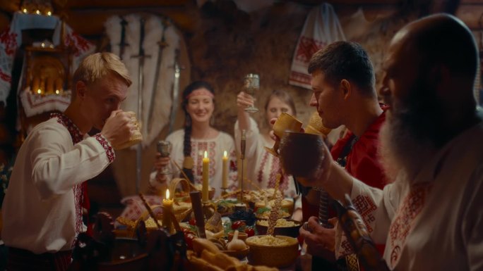 古代斯拉夫人的家庭晚餐，男人和女人穿着历史悠久的西装，碰杯，4K, Prores