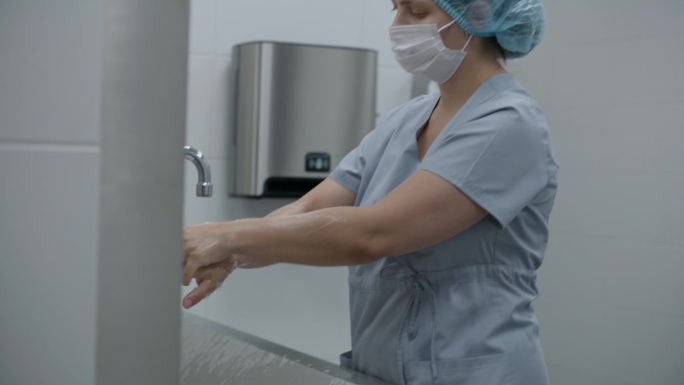 女护士在手术前用肥皂洗手