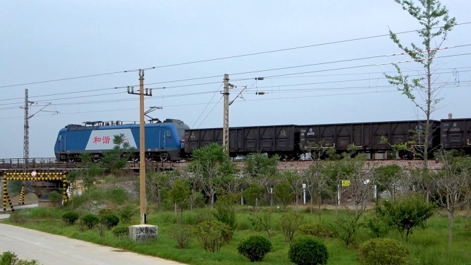 货运火车长焦追随拍摄 火车追焦 铁路运输