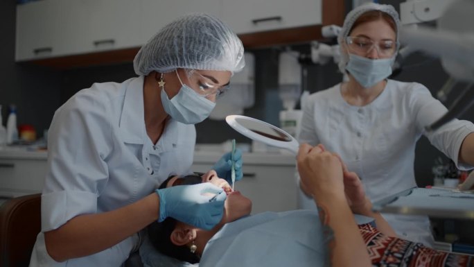 牙科医生或正畸医生在口腔诊所检查病人的牙齿
