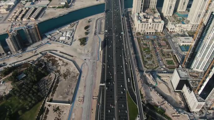 迪拜一个巨大的高速公路十字路口的航拍镜头，有很多交通，4k