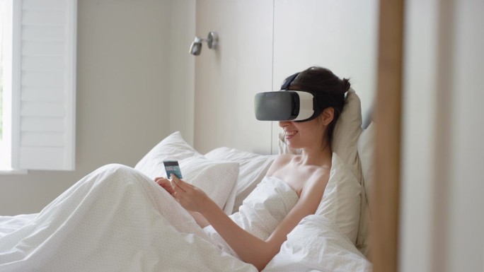 美女网上银行用VR头戴式耳机网上购物用信用卡在家生活