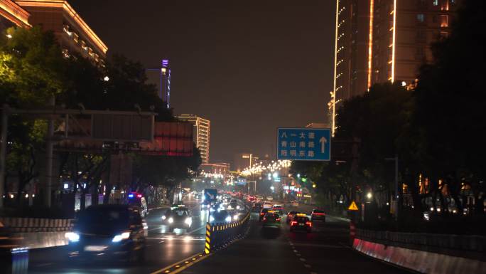 夜间开车行驶在城市道路夜晚城市车窗外风景