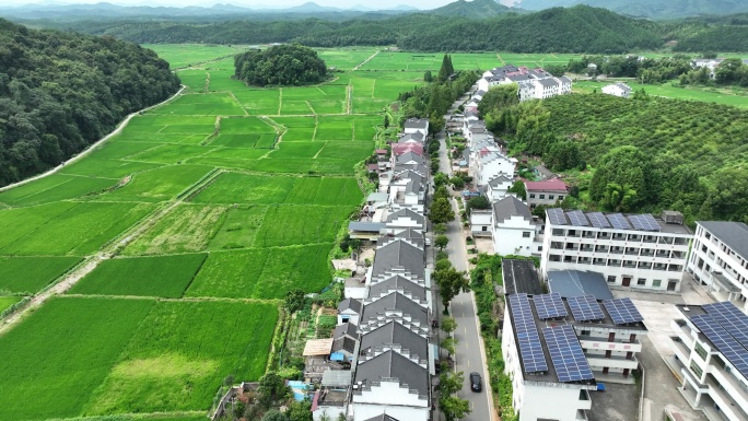 汽车行驶乡村公路航拍车辆行驶农村道路风景