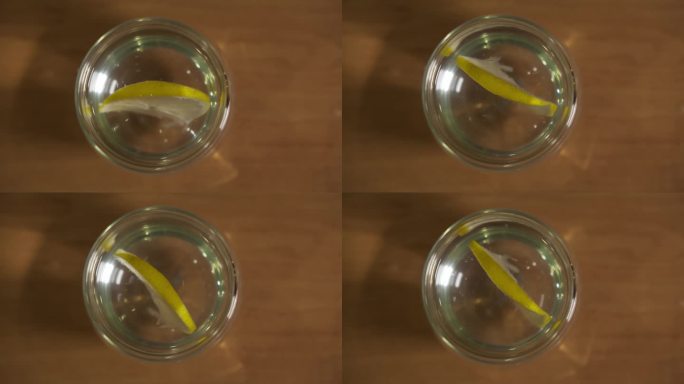 一杯清水的俯视图，里面漂浮着柠檬。