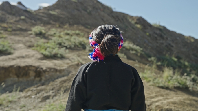 藏族女孩爬山藏族姑娘走路背影放牧黑色藏袍