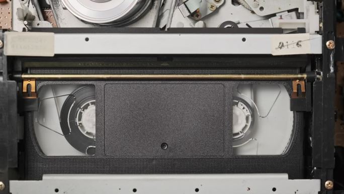 VHS录像带放入录像机内并播放