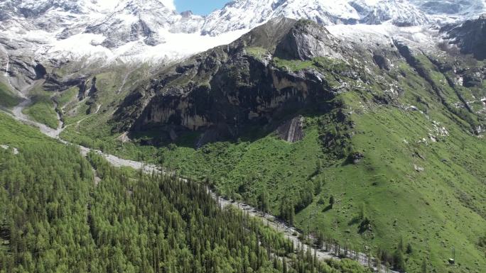 四姑娘山双桥沟雪山森林航拍景色