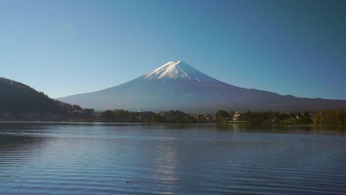 日本秋天的富士山和川口湖的倒影
