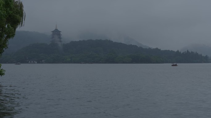 雨中杭州西湖雷峰塔