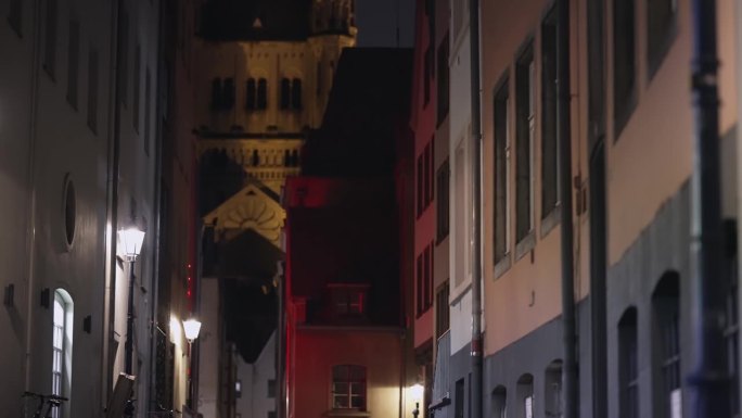 科隆夜景与石头狭窄的人行道小巷和教堂在科隆老城，德国，电影拍摄